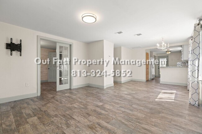 Building Photo - Private Yard Living with Recent Upgrades in Central Tampa