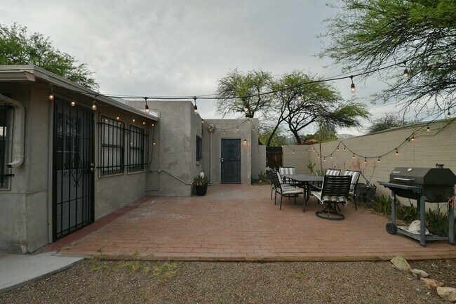 Building Photo - 2842 E Blacklidge Dr
