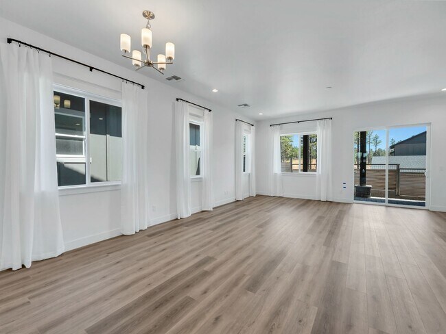 Building Photo - Gorgeous Flagstaff Property