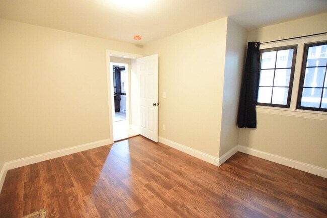 Building Photo - Room for Rent in 5 Bedroom House