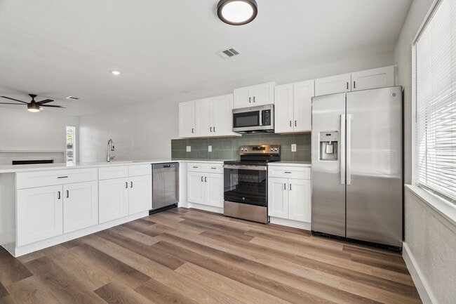 Building Photo - River Crossing Townhome - 2Bd-2.5BA - Redone to the Nines -  W/D - Resort Pool
