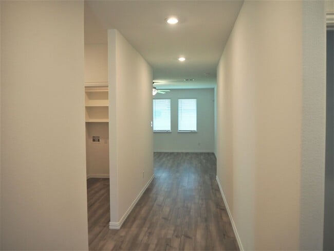 Building Photo - 1800 Lake Grove Dr