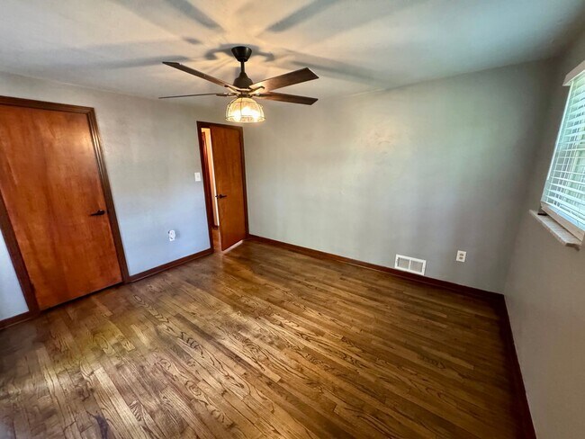 Building Photo - Charming 2-Bed 1-Bath Home in Avalon!