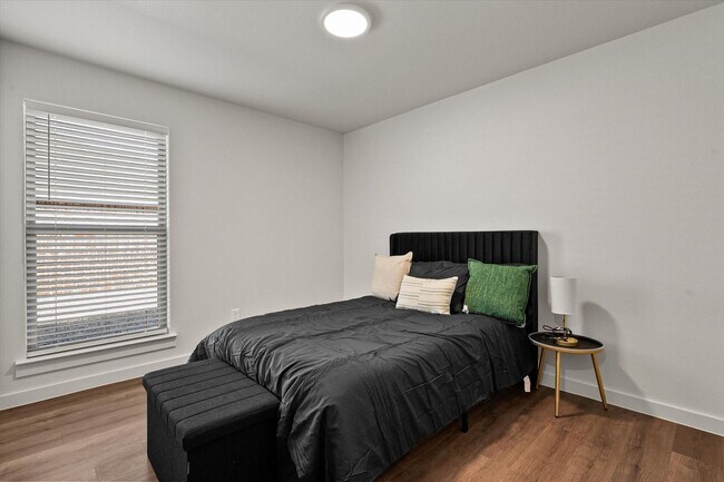 Building Photo - More Space, More Style, Welcome to 2507 Kenwood!