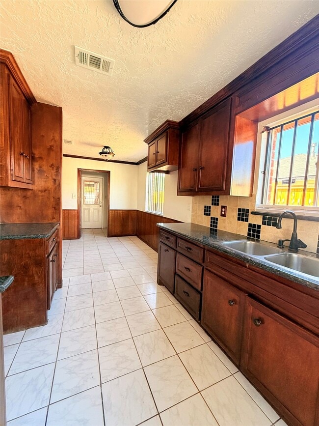 Building Photo - 12335 Huntington Field Dr