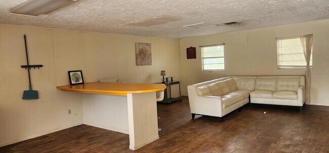 Building Photo - 1821 Los Pinos Rd