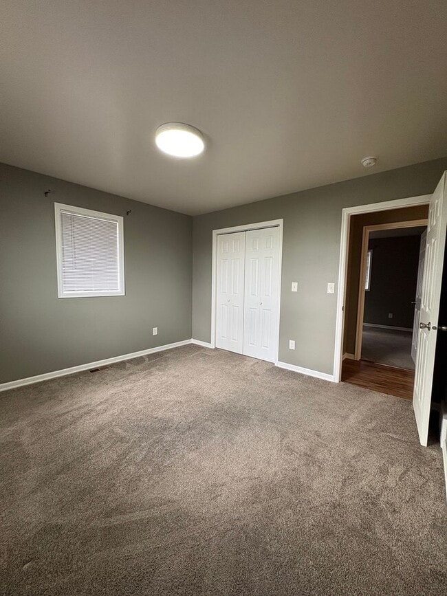 Building Photo - Well maintained 2 B 1 Bath West End Townhome