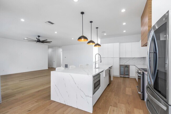 Building Photo - Stunning Custom Built Residence in the Exc...