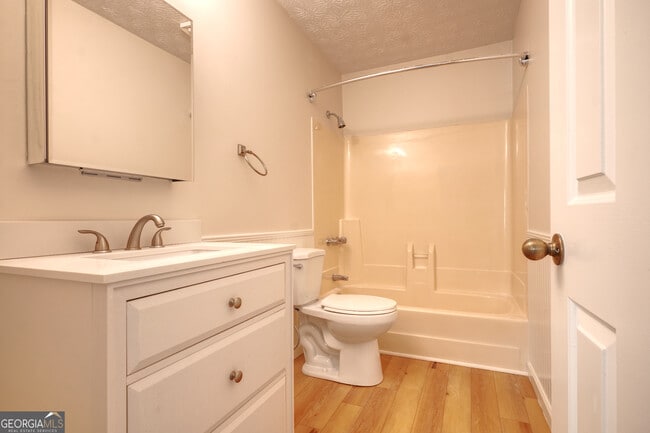 Building Photo - 587 Wedgewood Dr