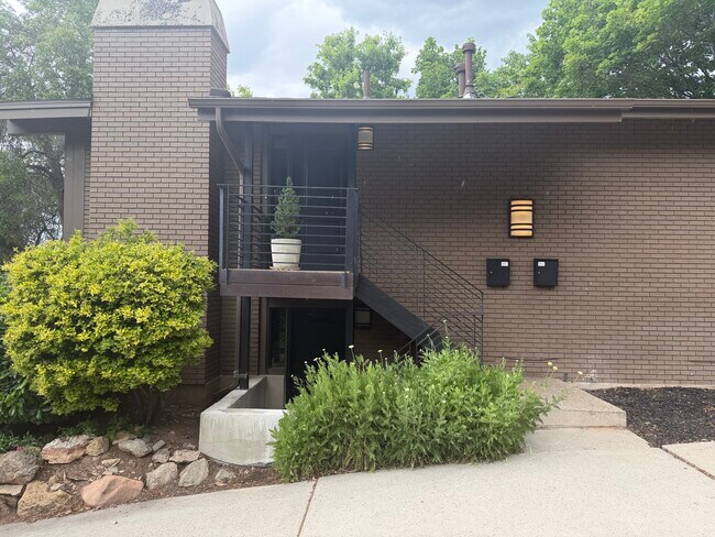 Building Photo - Foothill Dr