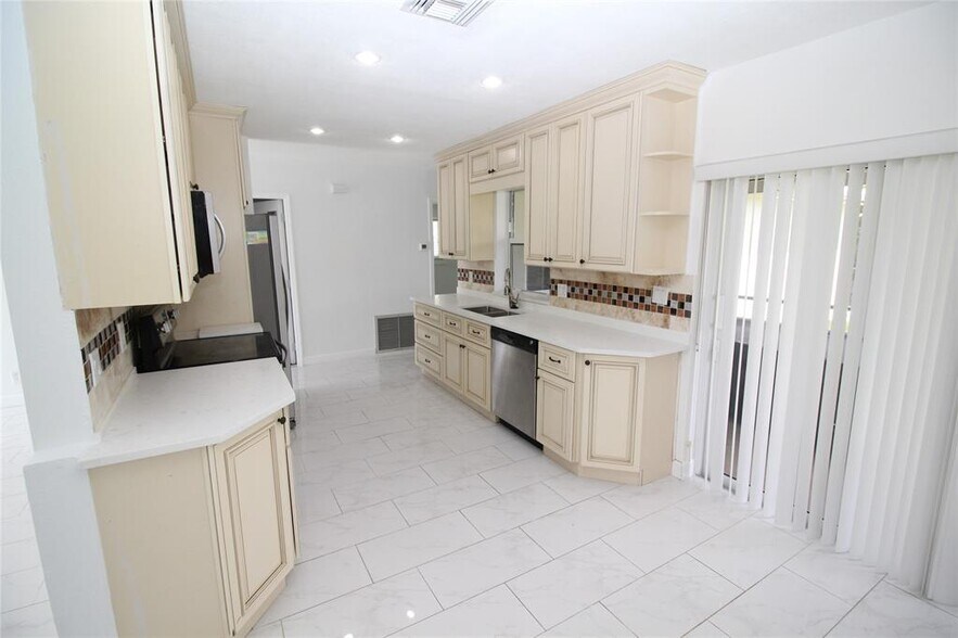 Building Photo - 160 SW 127th Ave