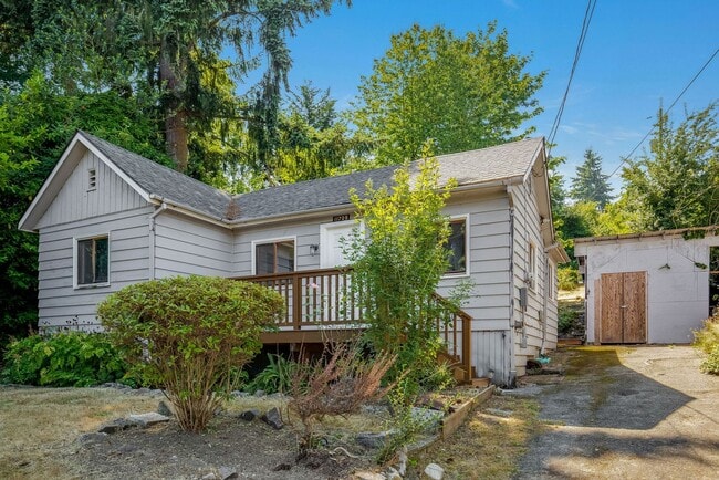 Primary Photo - Charming 1 BD 1 BA cottage nestled on a be...