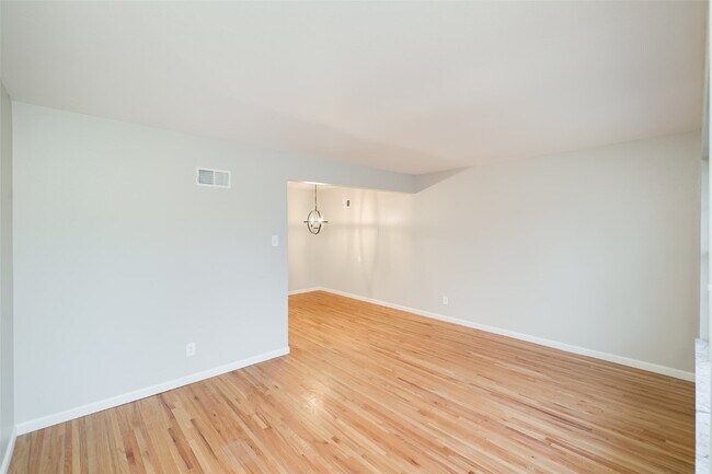 Building Photo - 10235 Jeffleigh Ln