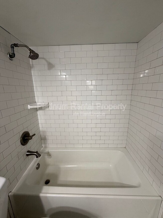 Building Photo - 1502 Waverly Way
