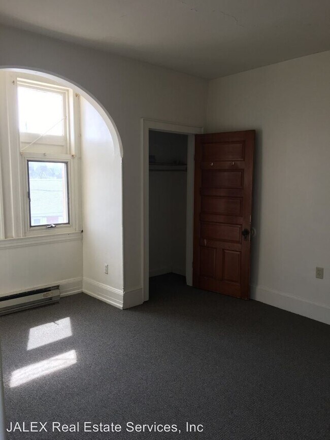 Building Photo - 117 E King St