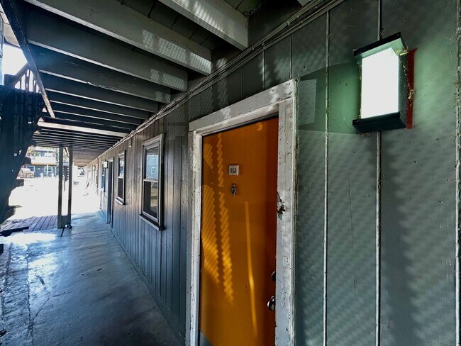 Building Photo - 2401 Manor Rd