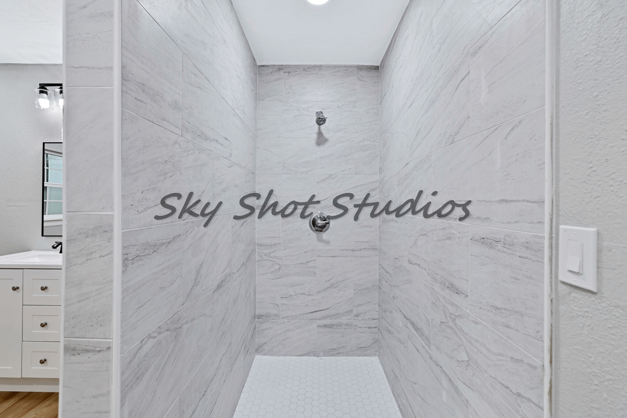 Building Photo - 323 W Cherry St