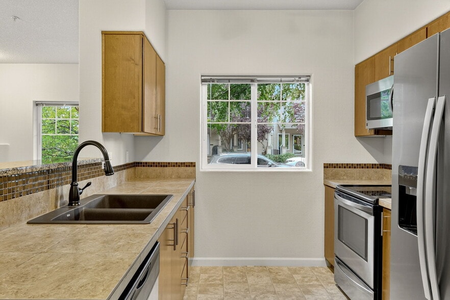 Building Photo - 10664 NE Holly St