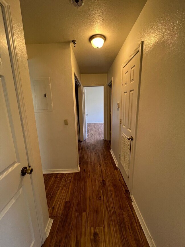 Building Photo - Top/2nd floor 2BR unit