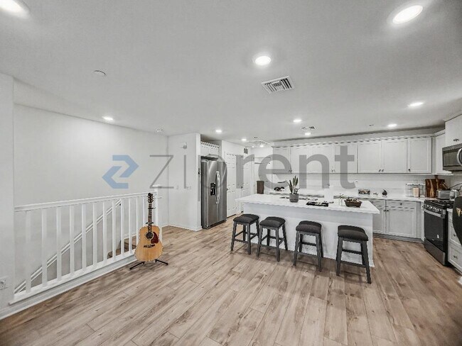 Building Photo - Unit