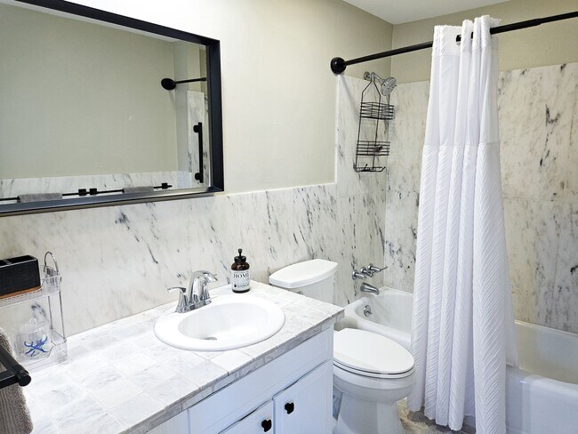 Building Photo - Seasonal Short-Term Venice Island Townhouse Steps from Venice Beach!