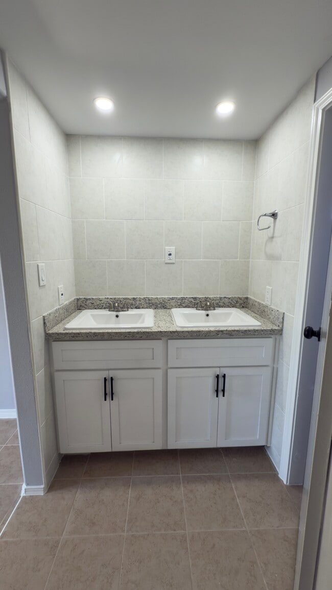 Building Photo - 712 Independence Dr