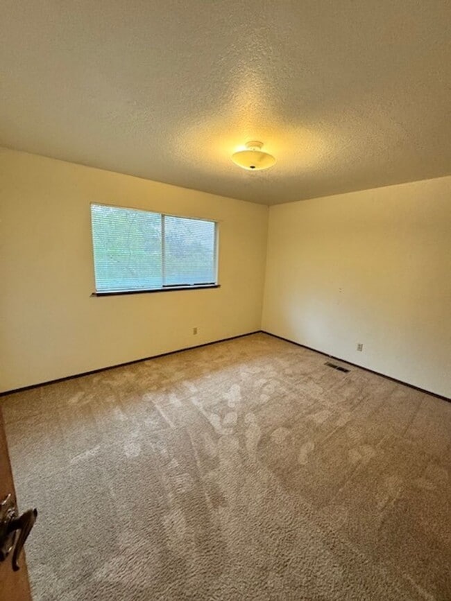 Building Photo - $1000 Move In Special! Available for Move In!