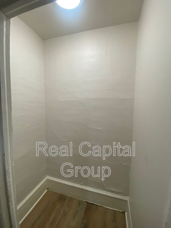 Building Photo - 305 Cable St