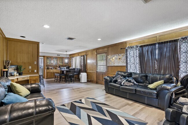 Building Photo - 2508 Memorial Dr