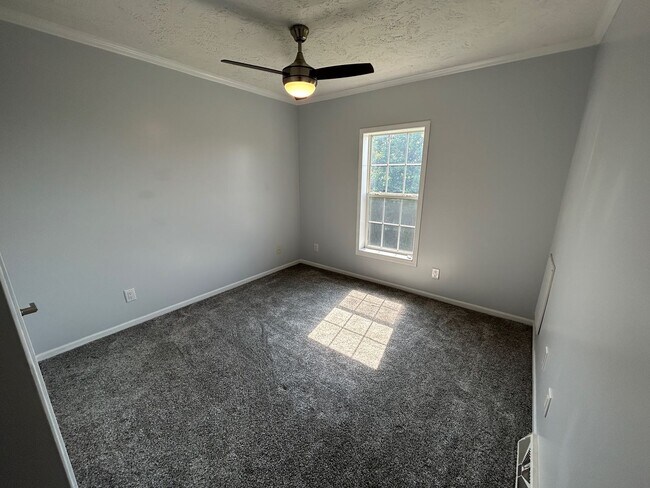 Building Photo - Leicester - Immaculate home on 3/4 acre