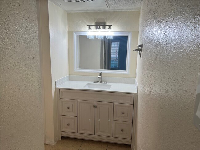 Building Photo - 10110 Westview Dr