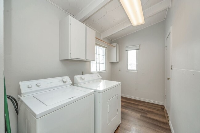 Building Photo - Beautiful Newly Renovated 3 Bed - 1 Bath Pet Friendly Home in Bountiful! Available NOW!