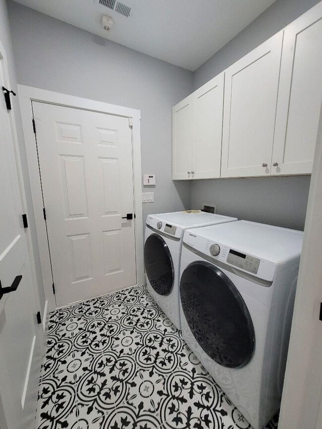 Building Photo - 516 June Bug Ct