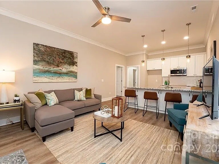 Building Photo - 301 S Cloudman St