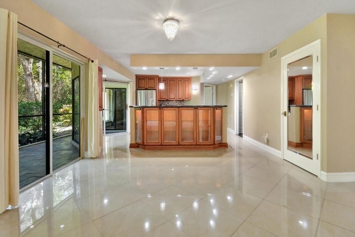 Building Photo - 5590 Coach House Cir