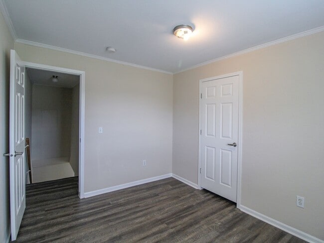 Building Photo - 122 Meadows Ln