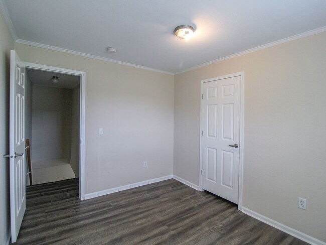 Building Photo - Charming 3BR/2.5BA Townhome Available Now