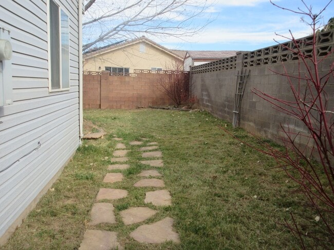 Building Photo - 3 bed, 1.5 bathroom - Two Story Twin Home