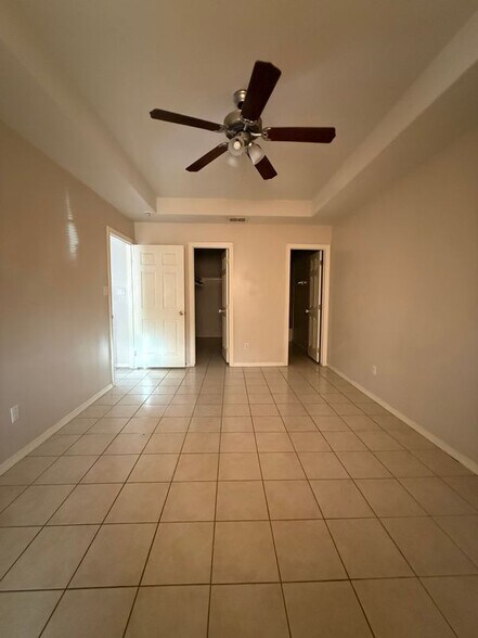 Building Photo - 2302 W Candlelight Ln