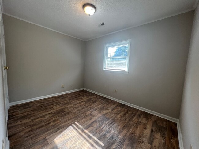 Building Photo - AVAILABLE TO SHOW!