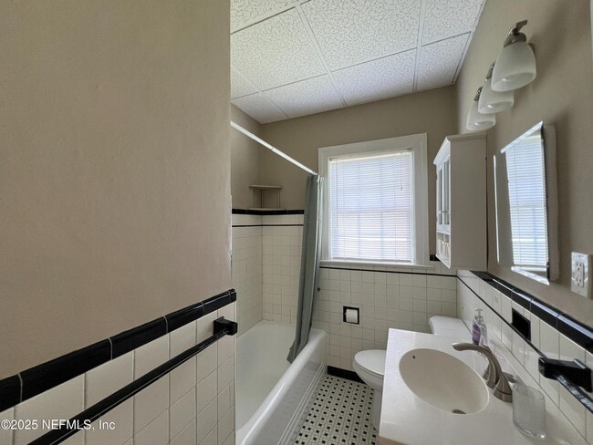 Building Photo - 1046 Riviera St