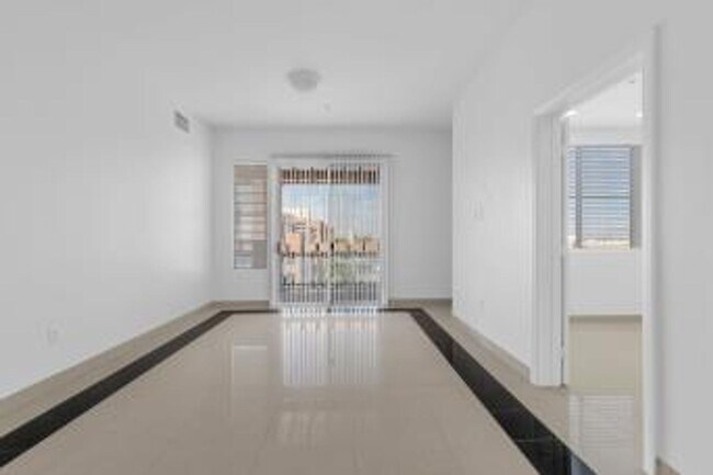 Building Photo - Two bedroom Park Avenue Condo/Freshly pain...