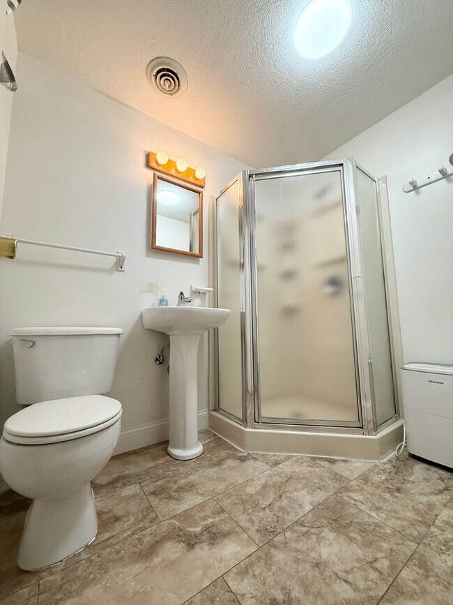 Building Photo - AVAILABLE NOW AUGUST 2025.  MONTHLY RENT I...