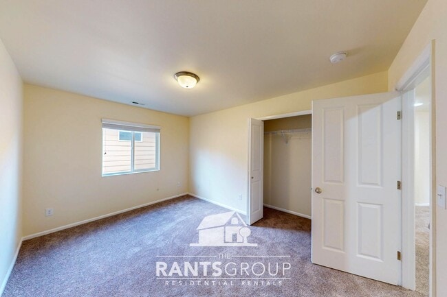Building Photo - 5-Bedroom Home in Eagle Court with Easy I-...