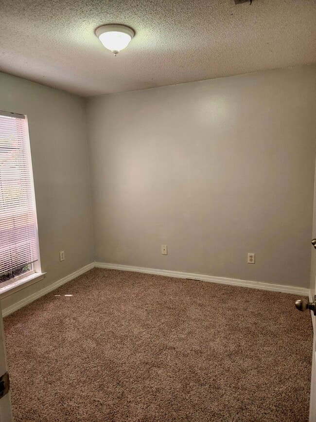 Building Photo - *****AVAILABLE NOW*****
