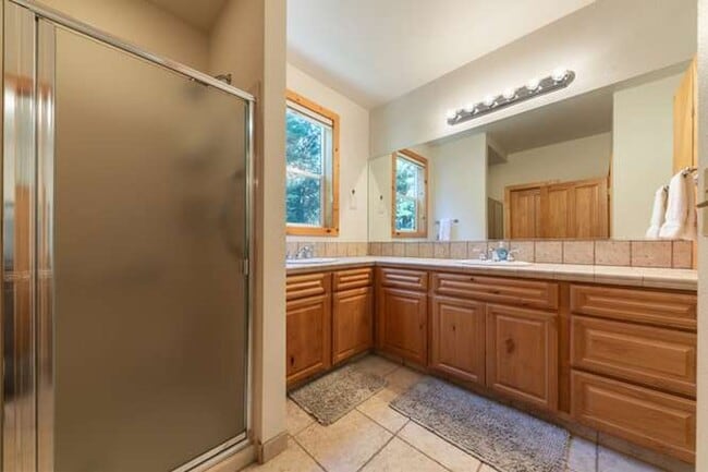 Building Photo - 11400 Thelin Dr