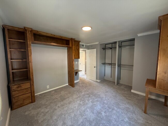 Building Photo - 1137 Pando Ave