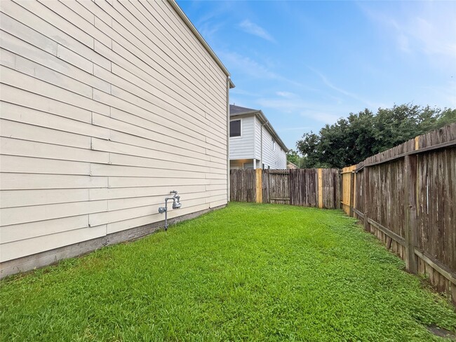 Building Photo - 835 Forest Ivy Ln