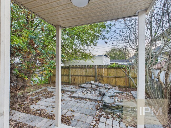 Building Photo - Available Now!!  Charming 2 Bed, 1 Bath Ho...