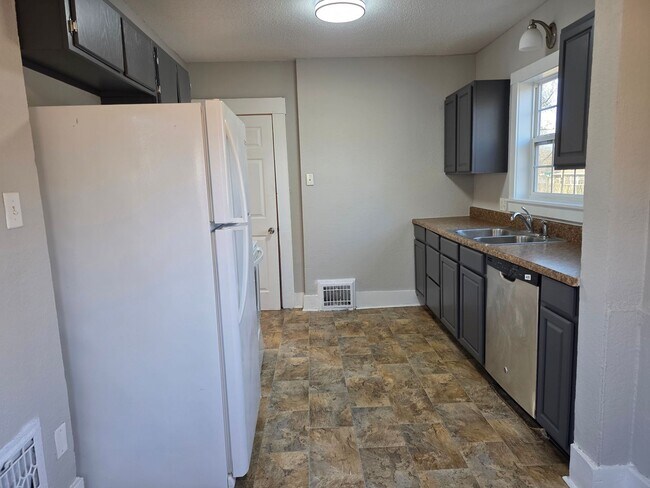 Building Photo - Large 3 Bedroom newly updated house for rent!